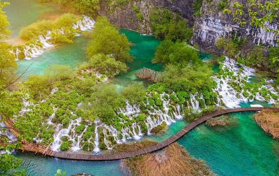 Kaskaden und Touristenpfad im Nationalpark Plitvicer Seen, Kroatien