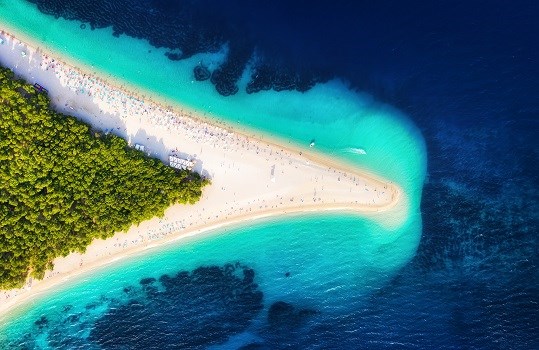 Luftaufnahme von Zlatni Rat, Insel Brac, Kroatien